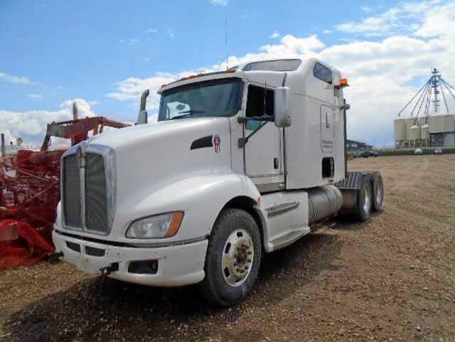 1XKAD40X3BJ944163 - 2011 KENWORTH CONSTRUCTI WHITE photo 2