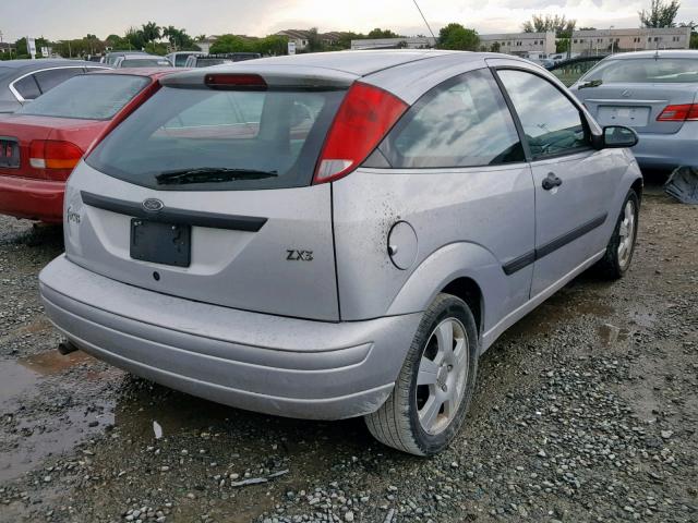 3FAFP31324R127490 - 2004 FORD FOCUS ZX3 SILVER photo 4