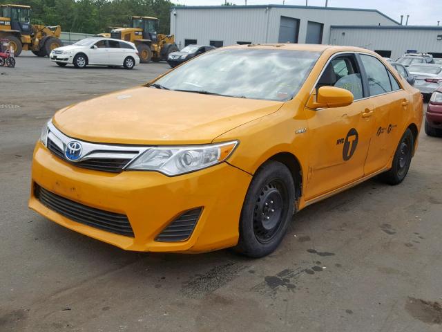 4T1BD1FKXDU084186 - 2013 TOYOTA CAMRY HYBR YELLOW photo 2