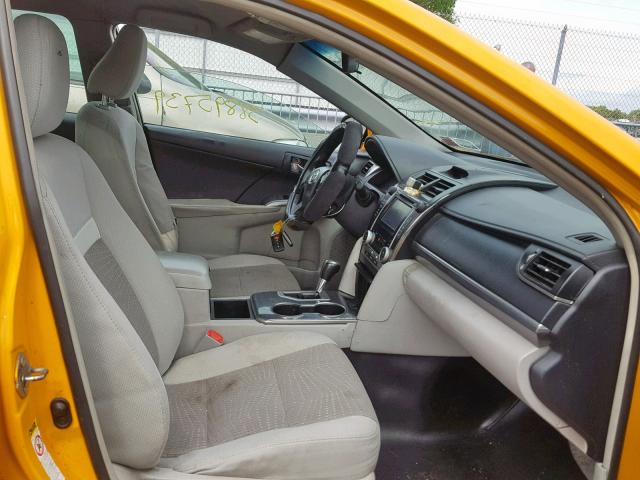 4T1BD1FKXDU084186 - 2013 TOYOTA CAMRY HYBR YELLOW photo 5