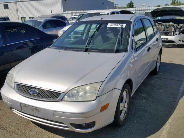 3FAHP37NX5R123335 - 2005 FORD FOCUS ZX5 SILVER photo 2