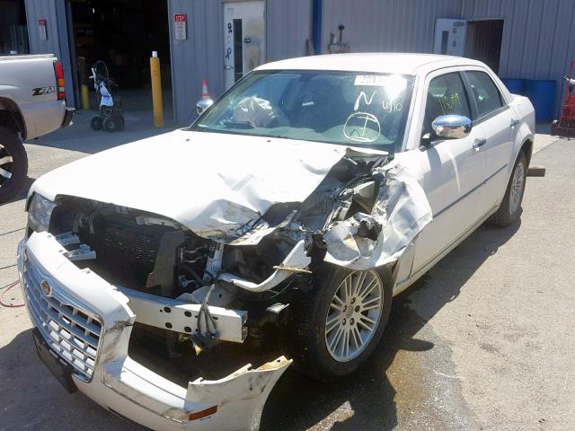 2C3CA5CV9AH164315 - 2010 CHRYSLER 300 TOURIN WHITE photo 2