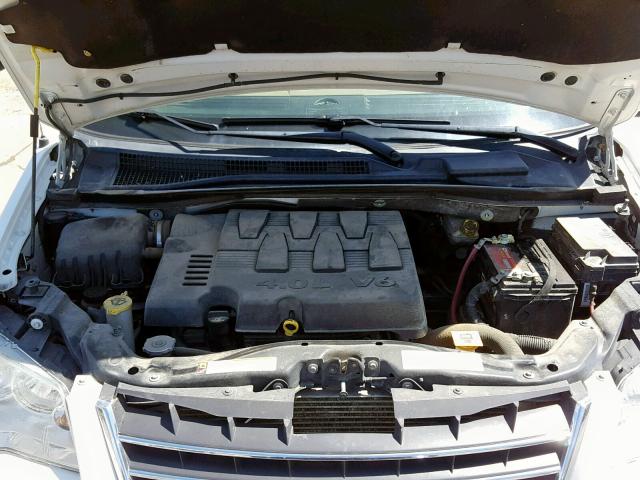 2A8HR64X88R818332 - 2008 CHRYSLER TOWN & COU WHITE photo 7