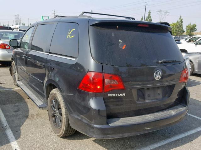 2C4RVABG1ER134702 - 2014 VOLKSWAGEN ROUTAN SE BLACK photo 3