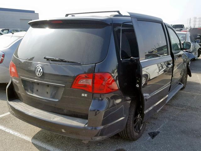 2C4RVABG1ER134702 - 2014 VOLKSWAGEN ROUTAN SE BLACK photo 4