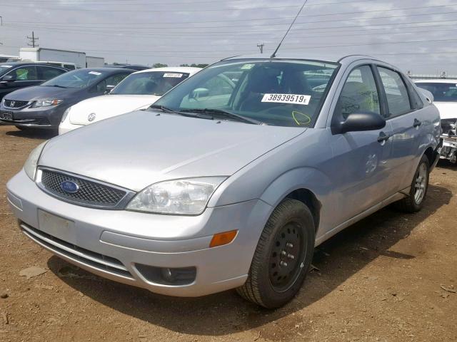 1FAFP34N36W165341 - 2006 FORD FOCUS ZX4 SILVER photo 2