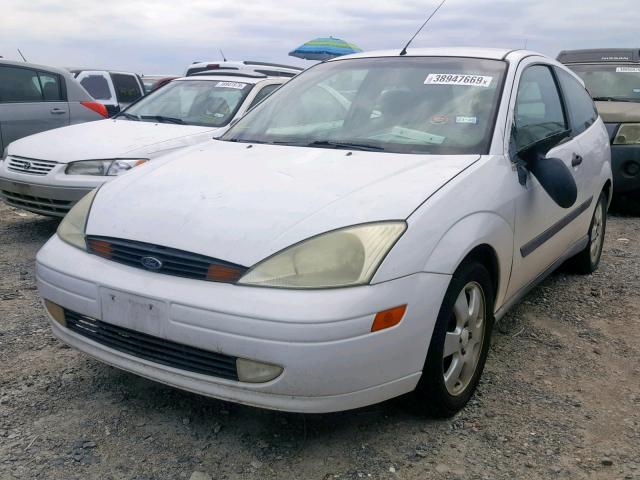 3FAFP31302R141059 - 2002 FORD FOCUS ZX3 WHITE photo 2