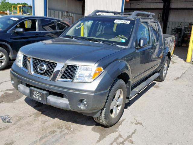 1N6AD07W46C463878 - 2006 NISSAN FRONTIER C GRAY photo 2