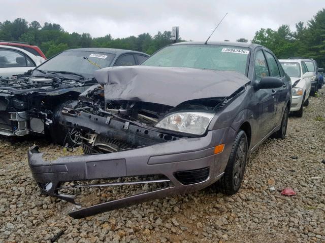 1FAHP34N67W363132 - 2007 FORD FOCUS ZX4 GRAY photo 2