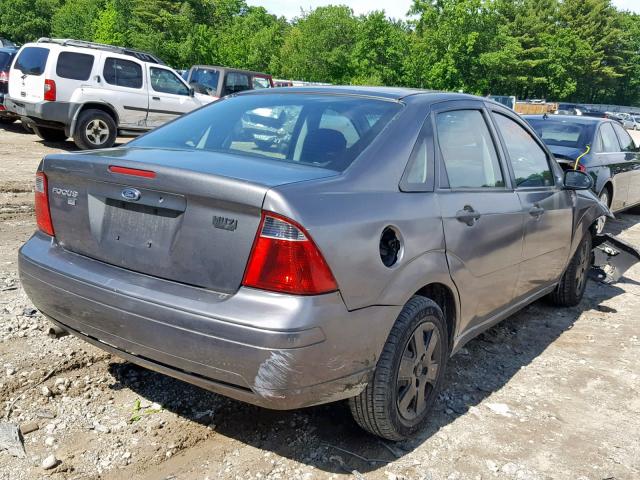 1FAHP34N67W363132 - 2007 FORD FOCUS ZX4 GRAY photo 4