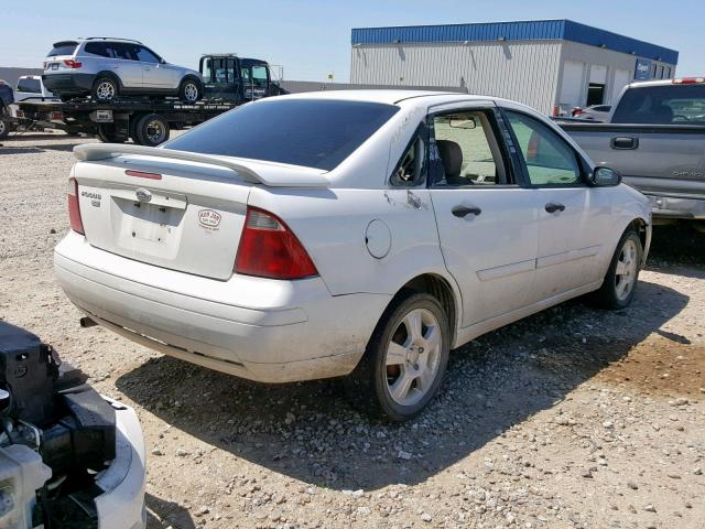 1FAHP34N07W173858 - 2008 FORD FOCUS WHITE photo 4