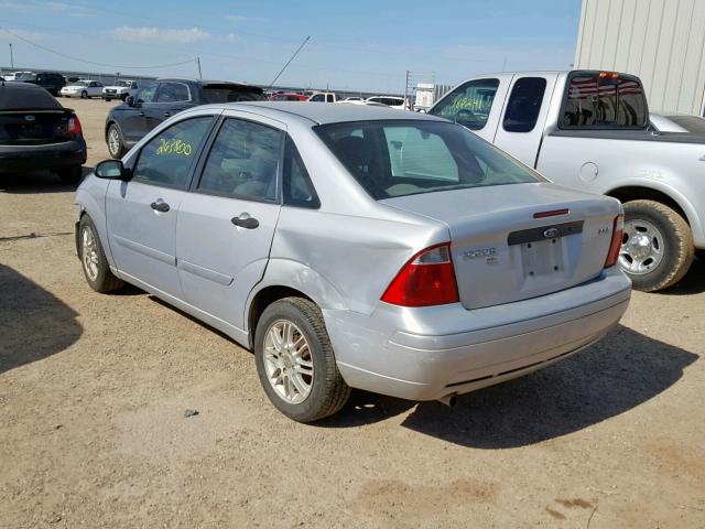 1FAFP34N25W111642 - 2005 FORD FOCUS ZX4 SILVER photo 3