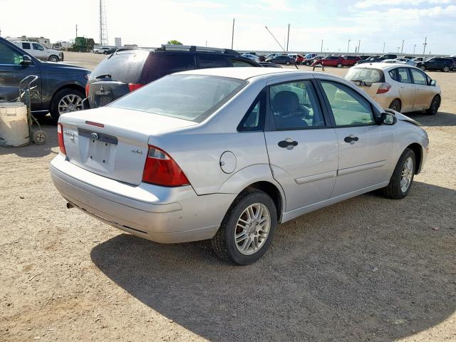 1FAFP34N25W111642 - 2005 FORD FOCUS ZX4 SILVER photo 4