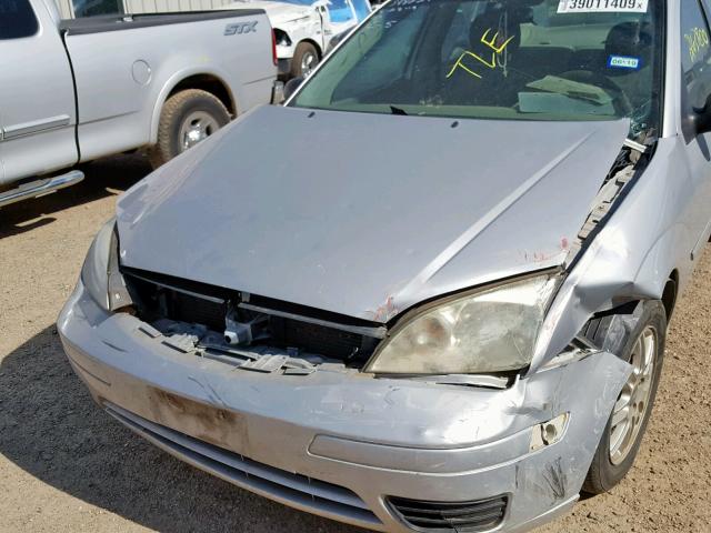 1FAFP34N25W111642 - 2005 FORD FOCUS ZX4 SILVER photo 9