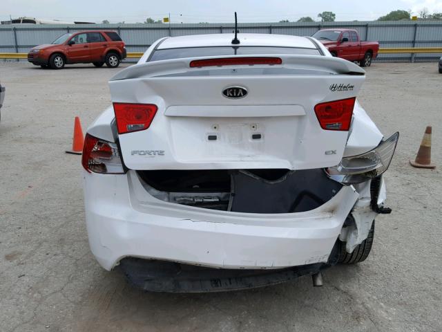 KNAFU4A25D5678108 - 2013 KIA FORTE EX WHITE photo 9