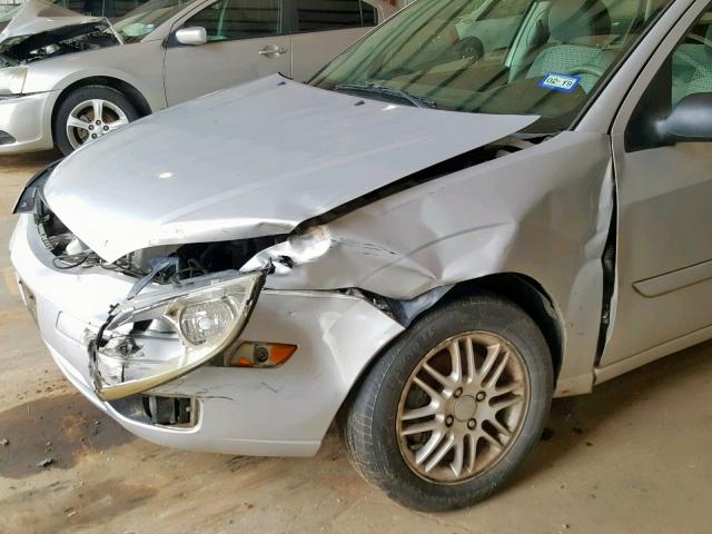 1FAFP34N86W111453 - 2006 FORD FOCUS ZX4 SILVER photo 9