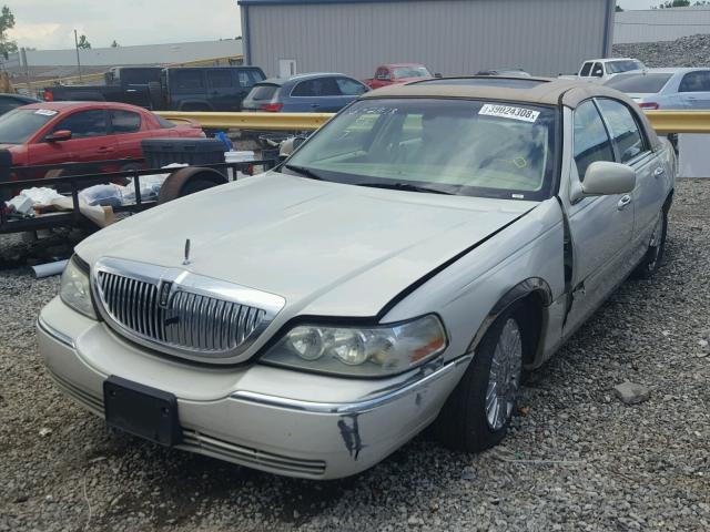 1LNHM82V27Y613792 - 2007 LINCOLN TOWN CAR S CREAM photo 2