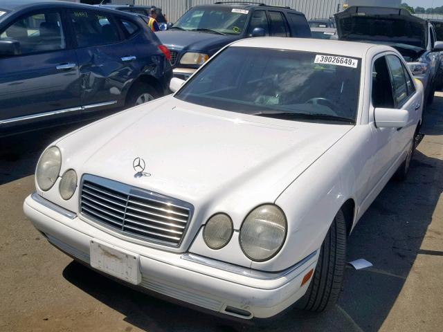 WDBJF65F5WA498135 - 1998 MERCEDES-BENZ E 320 WHITE photo 2