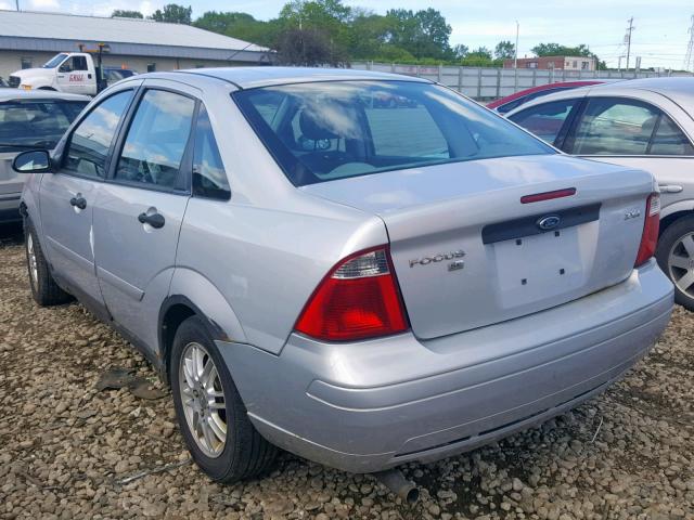 1FAFP34N95W117566 - 2005 FORD FOCUS ZX4 SILVER photo 3