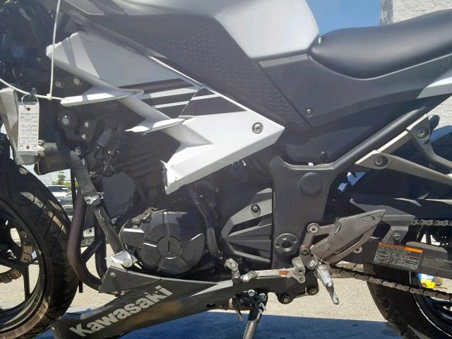 JKAEX8B19HDA39015 - 2017 KAWASAKI EX300 B WHITE photo 9