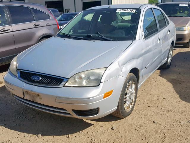 1FAFP34N17W177277 - 2007 FORD FOCUS ZX4 SILVER photo 2