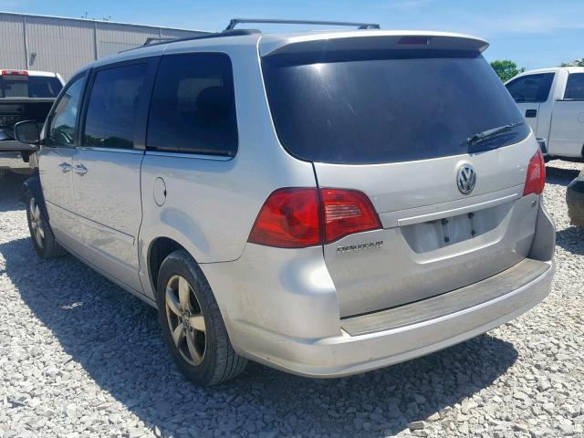 2V4RW3DG7BR804826 - 2011 VOLKSWAGEN ROUTAN SE SILVER photo 3