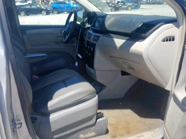 2V4RW3DG7BR804826 - 2011 VOLKSWAGEN ROUTAN SE SILVER photo 5