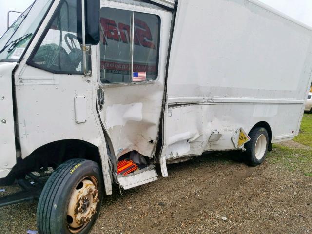 4UZA4FF46XCA50124 - 1999 FREIGHTLINER CHASSIS M WHITE photo 9