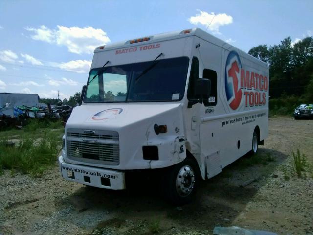 4UZAAPBW03CL08733 - 2003 FREIGHTLINER CHASSIS M WHITE photo 2