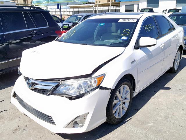 4T1BD1FK3CU058933 - 2012 TOYOTA CAMRY HYBR WHITE photo 2