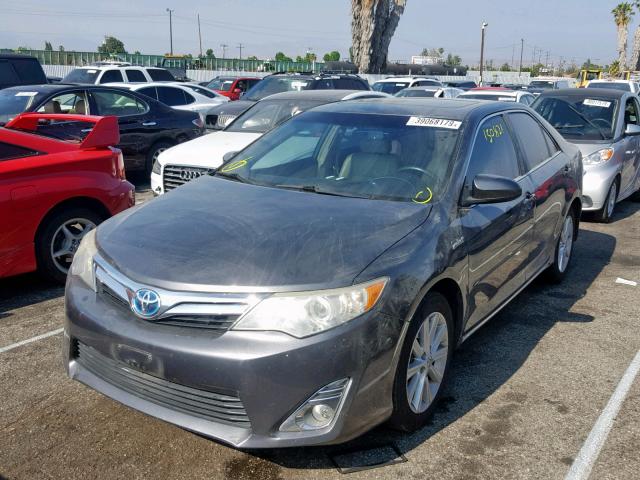 4T1BD1FK7DU077633 - 2013 TOYOTA CAMRY HYBR GRAY photo 2