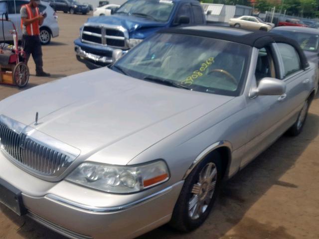 1LNHM83WX4Y630732 - 2004 LINCOLN TOWN CAR U WHITE photo 2