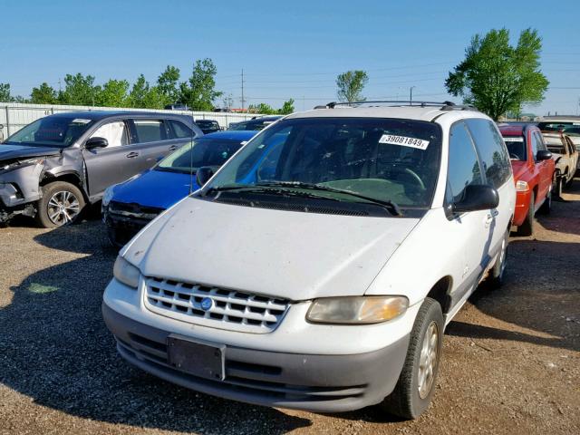 1P4GP45R6TB348978 - 1996 PLYMOUTH VOYAGER SE WHITE photo 2