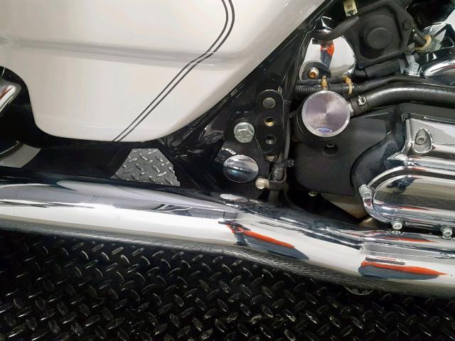 1HD1FCW184Y600128 - 2004 HARLEY-DAVIDSON FLHTCUI WHITE photo 11