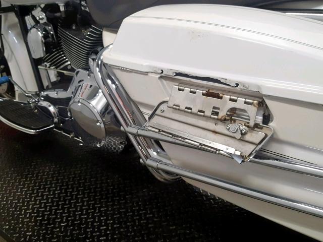 1HD1FCW184Y600128 - 2004 HARLEY-DAVIDSON FLHTCUI WHITE photo 13