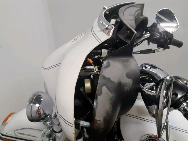 1HD1FCW184Y600128 - 2004 HARLEY-DAVIDSON FLHTCUI WHITE photo 16