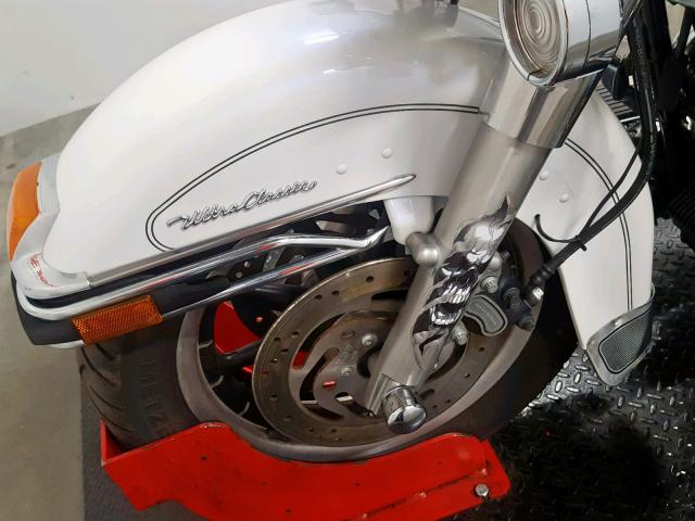 1HD1FCW184Y600128 - 2004 HARLEY-DAVIDSON FLHTCUI WHITE photo 17