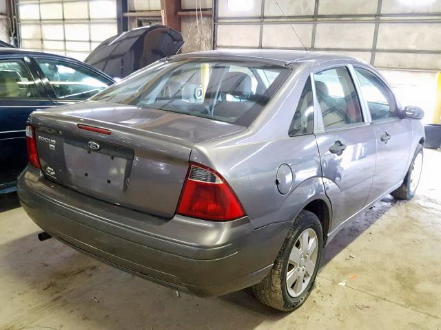 1FAHP34N67W204899 - 2007 FORD FOCUS ZX4 GRAY photo 4