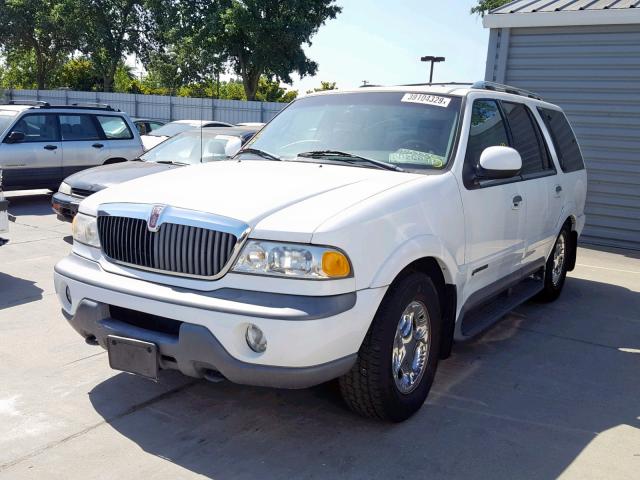 5LMPU28L4XLJ09737 - 1999 LINCOLN NAVIGATOR WHITE photo 2