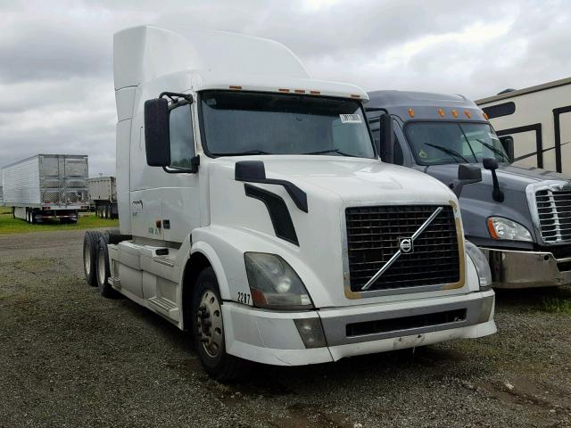 4V4NC9GHX7N445893 - 2007 VOLVO VN VNL WHITE photo 1