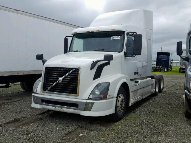 4V4NC9GHX7N445893 - 2007 VOLVO VN VNL WHITE photo 2