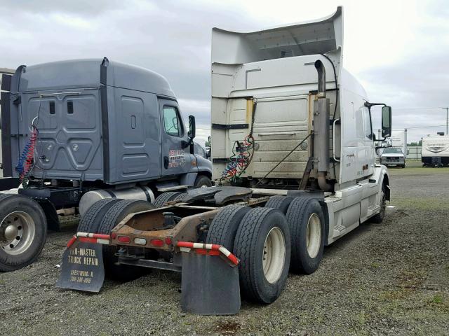 4V4NC9GHX7N445893 - 2007 VOLVO VN VNL WHITE photo 4