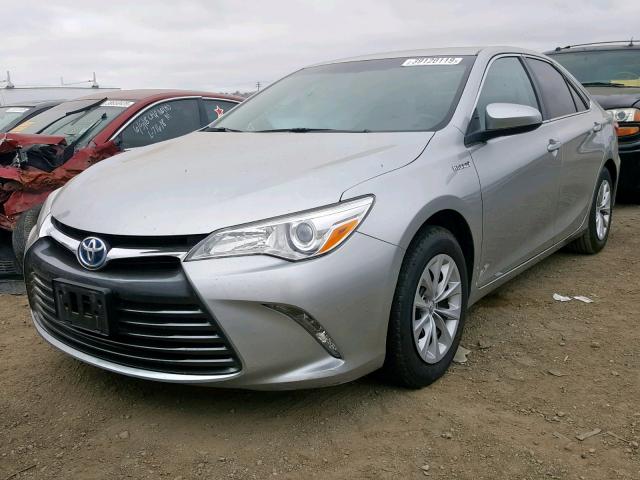 4T1BD1FK6FU174485 - 2015 TOYOTA CAMRY HYBR SILVER photo 2