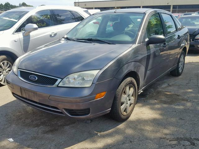 1FAHP34N37W178651 - 2007 FORD FOCUS ZX4 GRAY photo 2