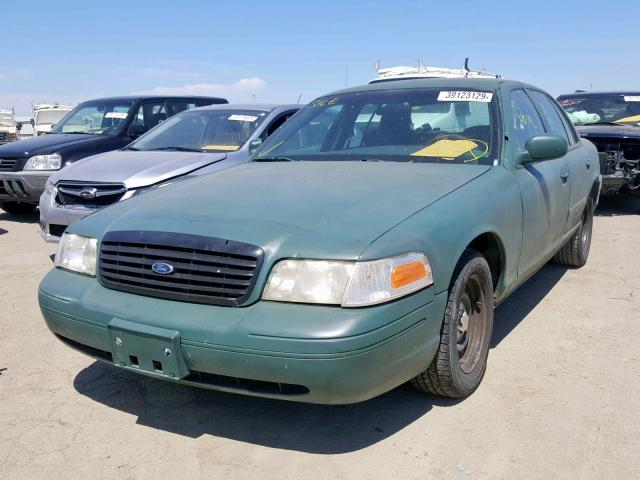 2FAFP71W5YX202238 - 2000 FORD CROWN VICT GREEN photo 2