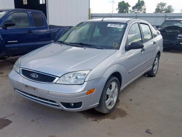 1FAHP34N56W221823 - 2006 FORD FOCUS ZX4 SILVER photo 2