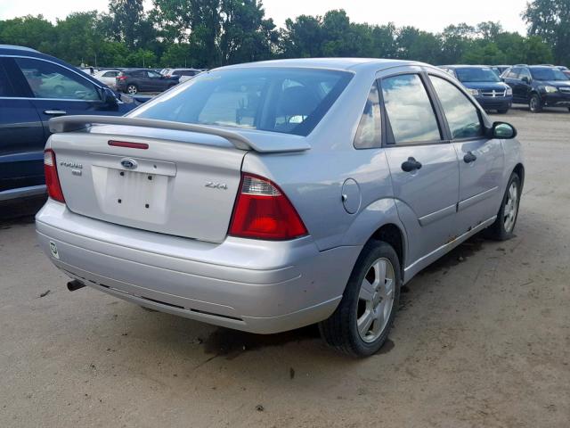 1FAHP34N56W221823 - 2006 FORD FOCUS ZX4 SILVER photo 4