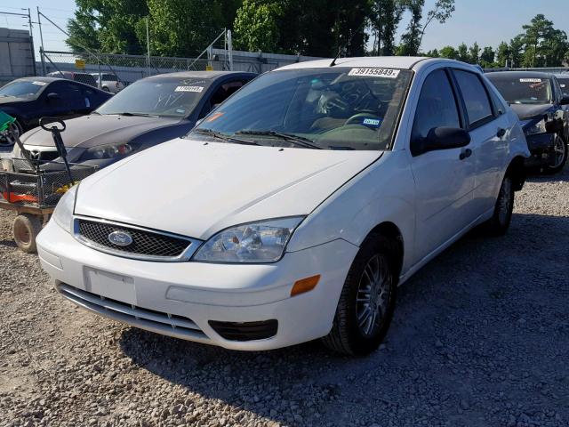 1FAFP34N35W141586 - 2005 FORD FOCUS ZX4 WHITE photo 2