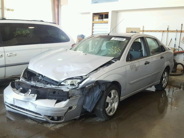 1FAFP34N95W214654 - 2005 FORD FOCUS ZX4 SILVER photo 2