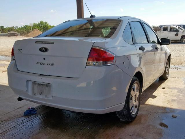 1FAHP34N68W237614 - 2008 FORD FOCUS S/SE WHITE photo 4